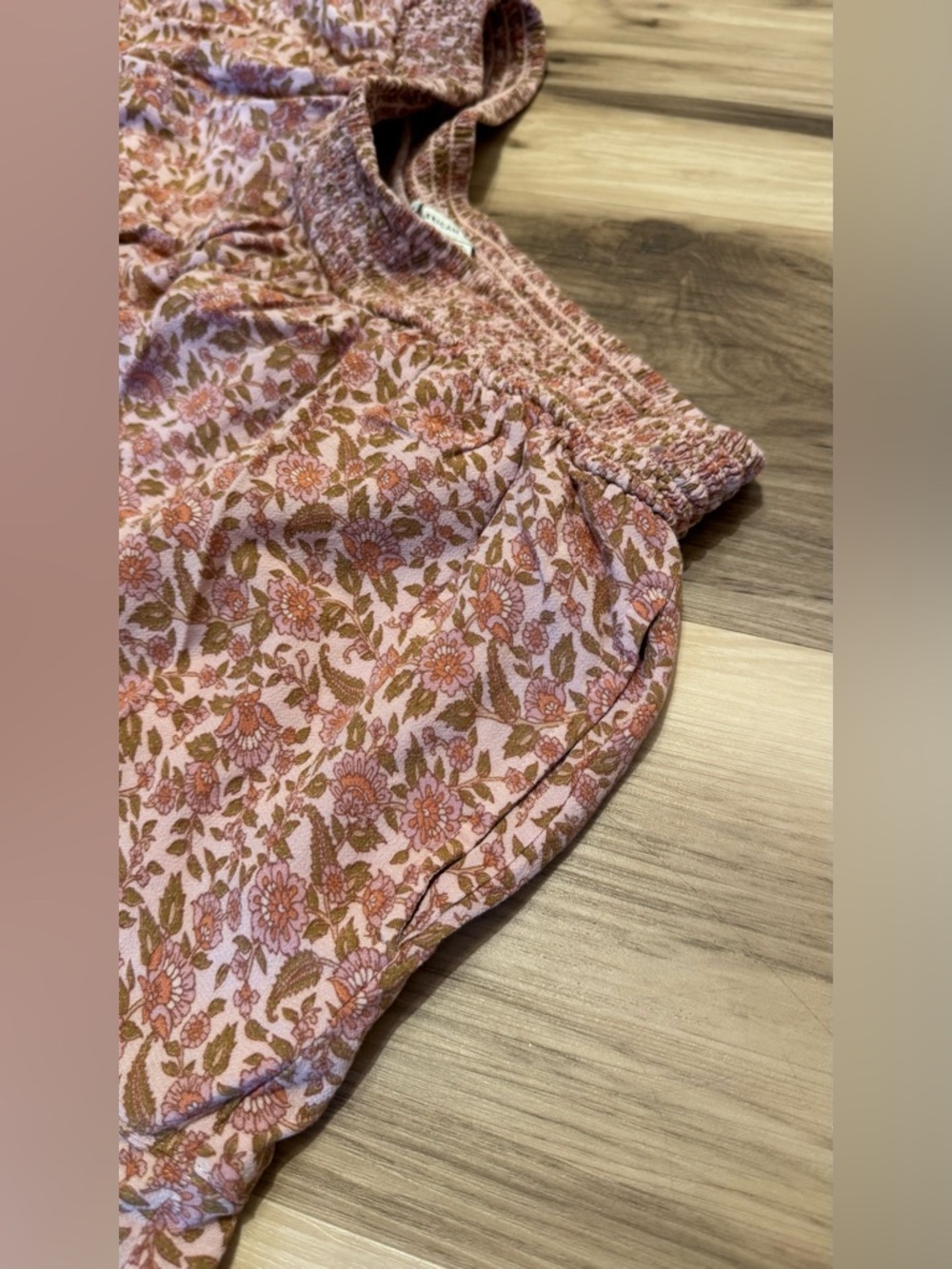 American Eagle Pink and Olive Floral Smocked ruffle bottom shorts medium - Picture 4 of 5